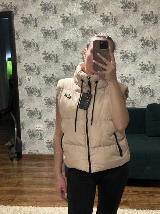 Жилетка жіноча бежева nike