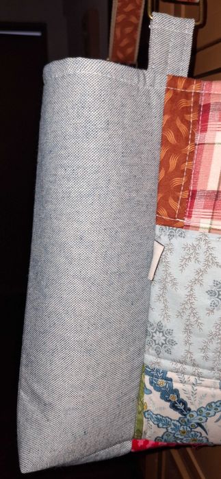 Tote bag com trança francesa e quadrados.