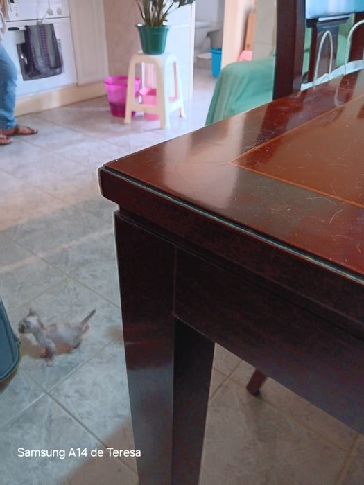 Mesa c/cadeiras e aparador em separado mogno na Amora