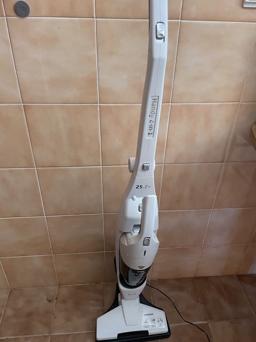 Nilfisk avariado para pecas , aspirador vertical 2 em 1