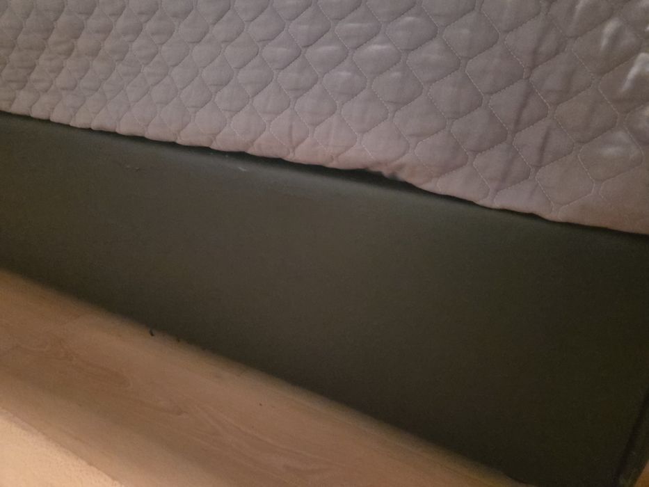 Cama estofada castanha com arrumação elevatória