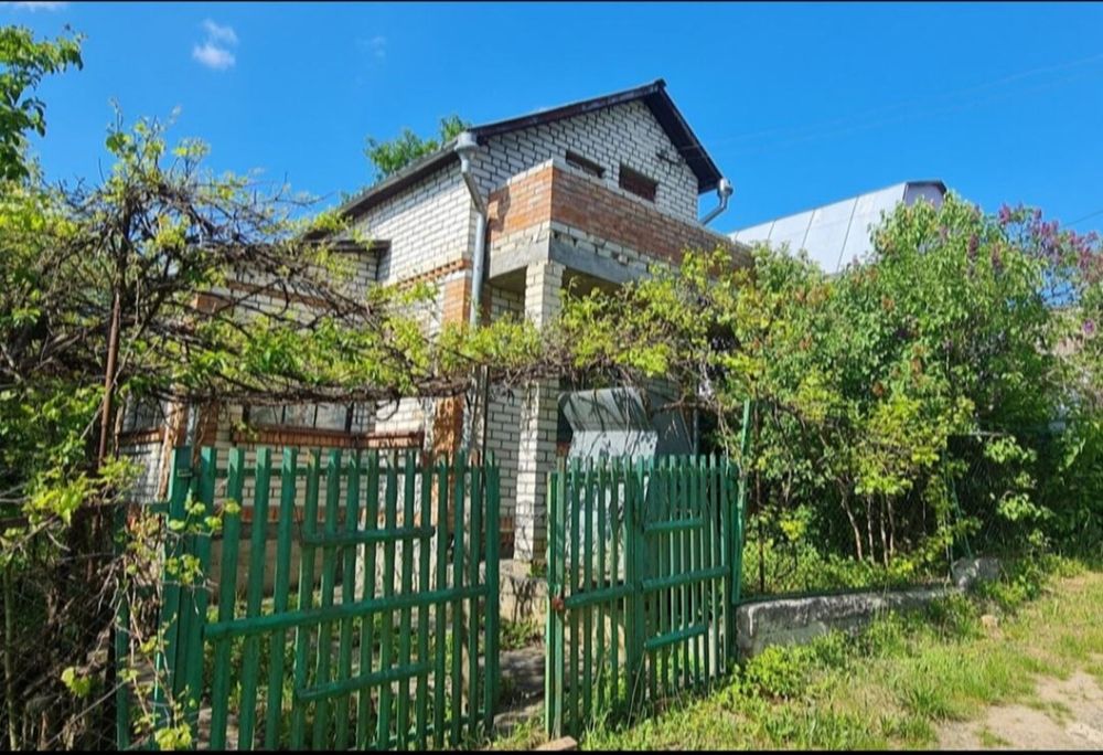 Будинок з підвалом, мансардою є садок. Мінімальне оформлення43306