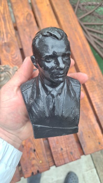 Бюст Гагарина  касли