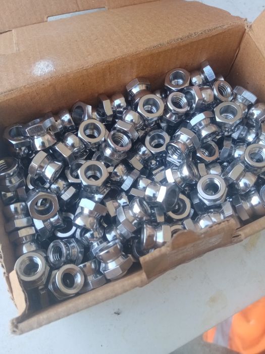 Nakrętki M8 gat. A2 zrywalna do przęseł ogrodzeniowych.