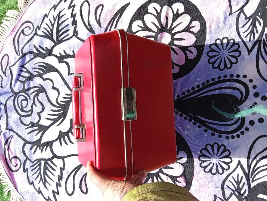 Maleta vintage vermelha rígida – anos 60/70