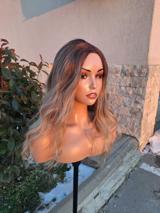 Falowana Peruka Poniżej Blond Ombre Na Koronkowej Siateczce