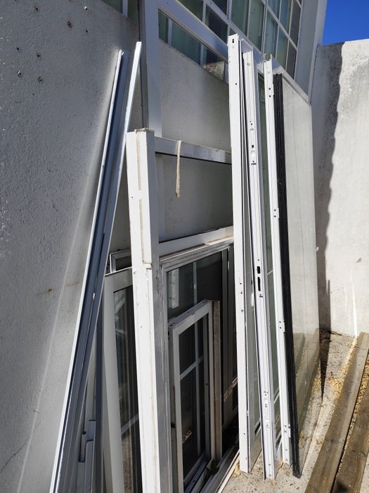 Janela de duas folhas em alumínio branco