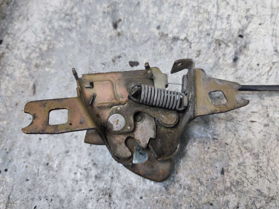 VW Golf III 3 Zamek Maski Pokrywy Silnika