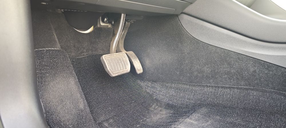 Tesla model 3 ідеал безпека ціла