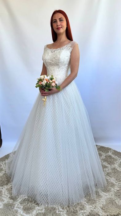 Продам весільні сукні нові