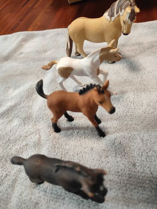 figurki schleich źrebaki
