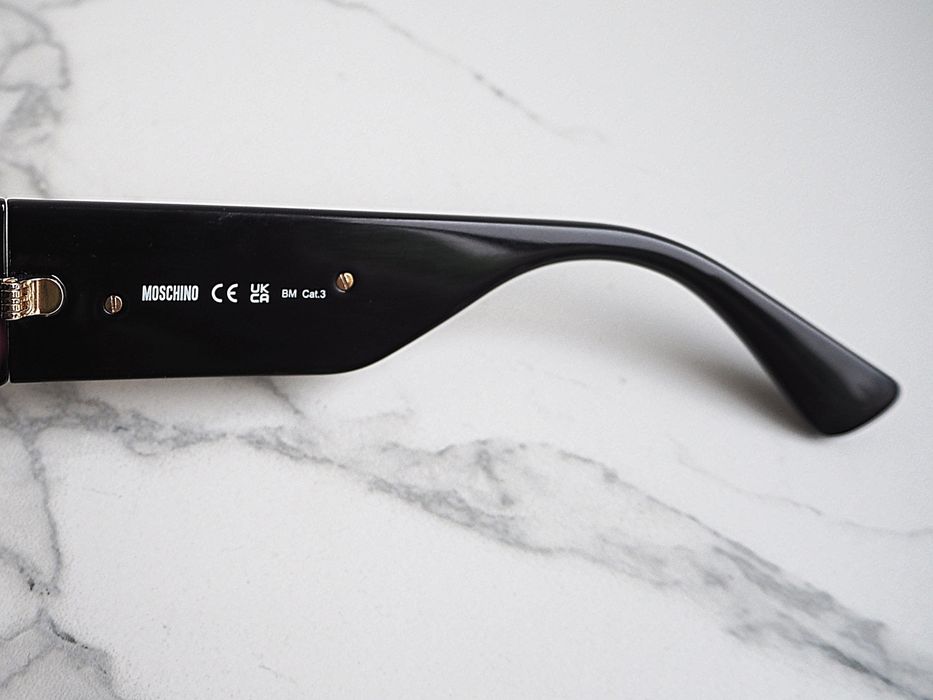 Czarne okulary przeciwsł. – stylowy dodatek z charakterem Moschino