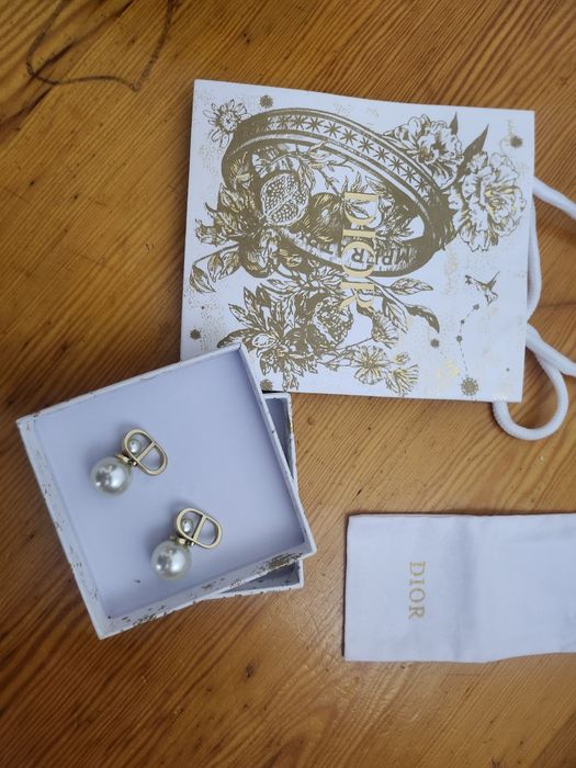 Kolczyki damskie z perłami w kolorze złotym + eleganckie opakowanie Dior