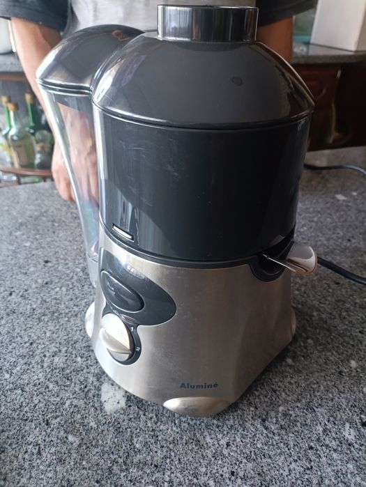 Máquina de fazer sumos Aluminé
