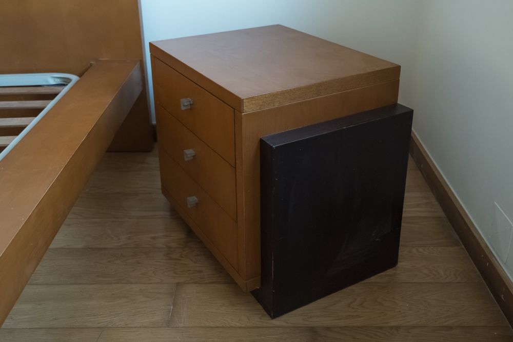 Mesa de cabeceira / cómoda de madeira com 3 gavetas