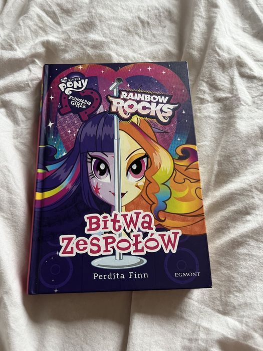 ksiazka ,,rainbow rocks, bitwa zespolow,,