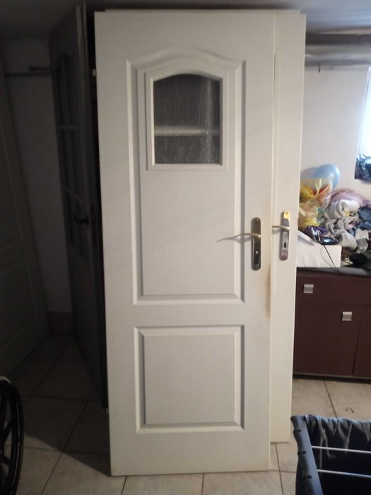 Sprzedam drzwi wewnętrzne ze złotymi klamkami porta.