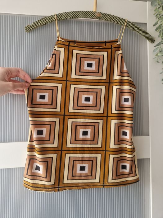 złoty crop top na ramiączkach, mocne wycięcia pod pachami, śliski leją