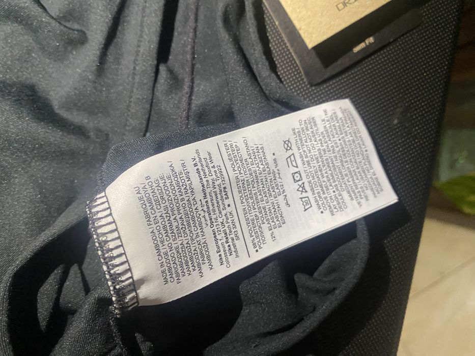 Top feminino preto de desporto Nike dri-fit L