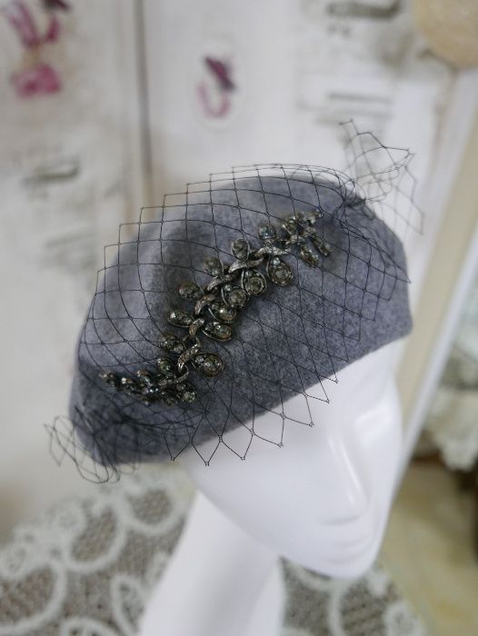Piękne berety z insektami woalkami