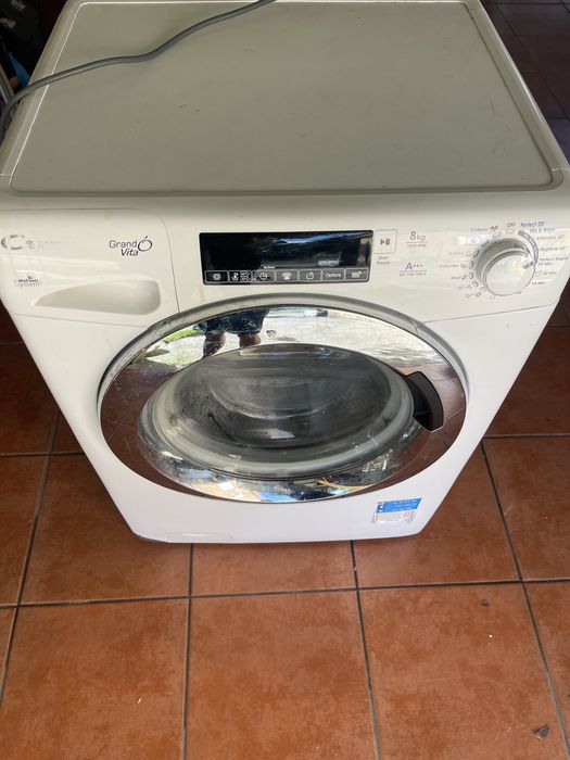 Máquina de lavar roupa Candy 8kg com fuga de água avariada