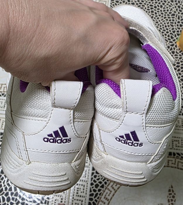 Фірмові кросівки адідас