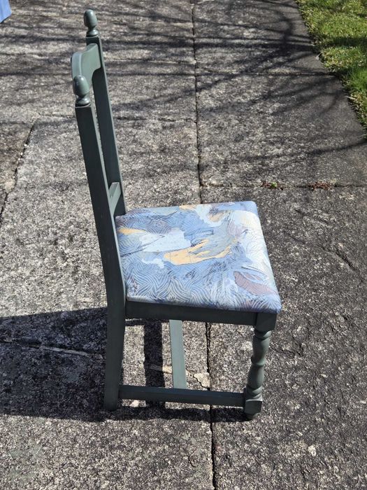 Cadeira de madeira pintada (verde petróleo) com assento estofado
