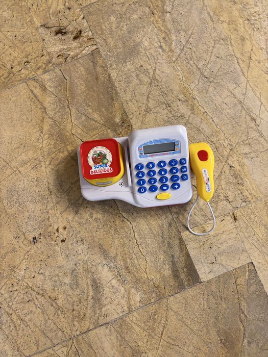 Kasa do zabawy kolorowa, plastikowa z ruchomymi elementami