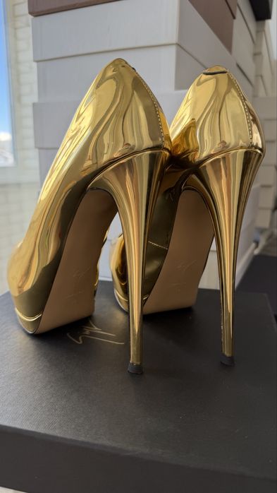 Золоті Giuseppe Zanotti — акцент, який говорить за тебе