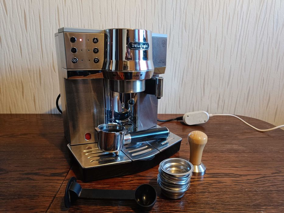 Kolbowy ekspres De'Longhi EC 850.M z zestawem do obsługi
