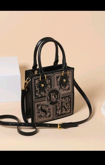 Bolsa quadrada Mini Letra Bordada Alça Dupla