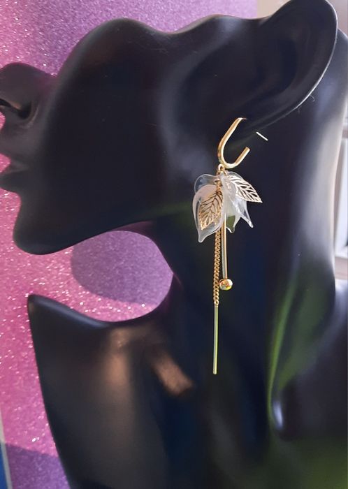 Kolczyki wiszące płatki akrylowe białe że złotym listkami i niteczkami