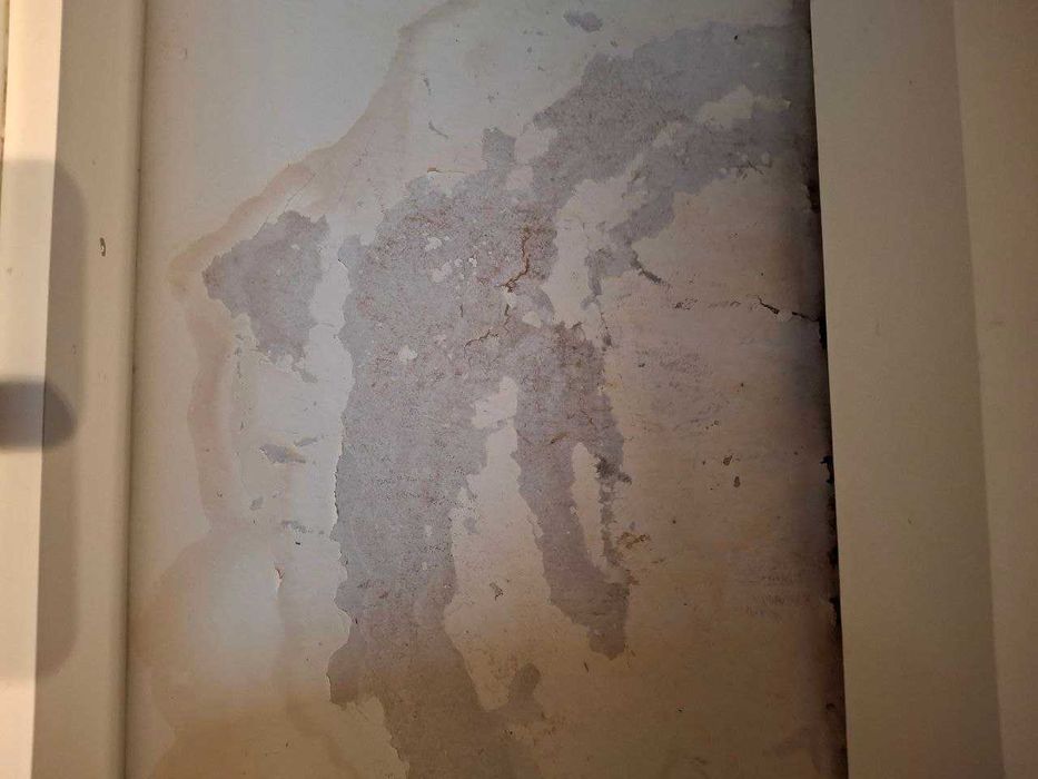 Продам тумбу ширина 80см на ніжках та дзеркало з підсвіткою 80×80, б/в