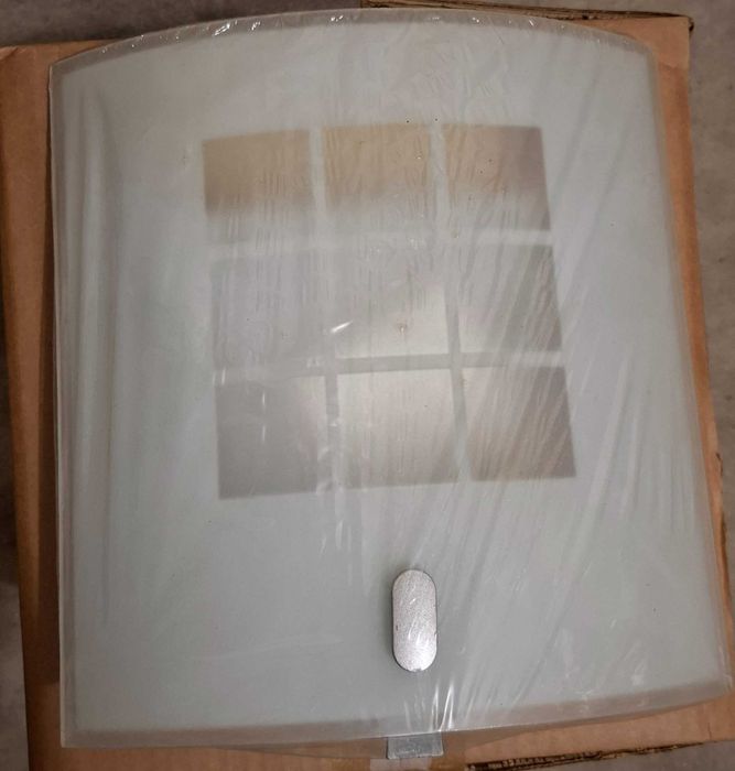 Candeeiro de parede novo