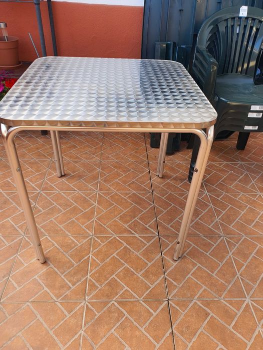 Conjunto mesa jardim 4 cadeiras em plastico e mesa de apoio aluminio