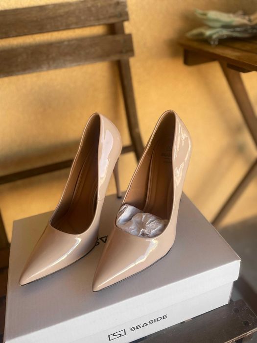 Sapatos altos beges [como novos]