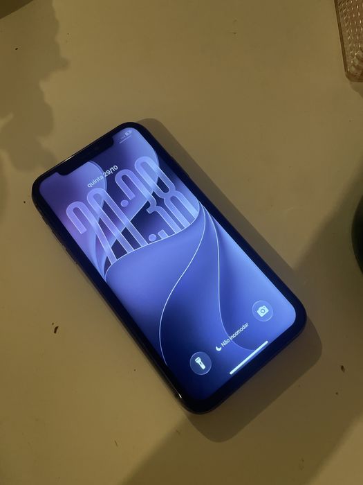 Iphone 11 128gb esta partido atras mas funciona perfeita  mente esta com 99% de bateria mudei recentemente.