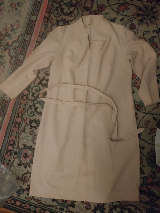 Сукня з поясом бежева