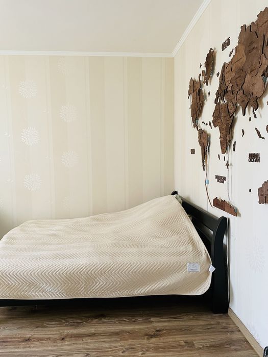 Продається  квартира в приватному будинку одноповерховому є генератор)