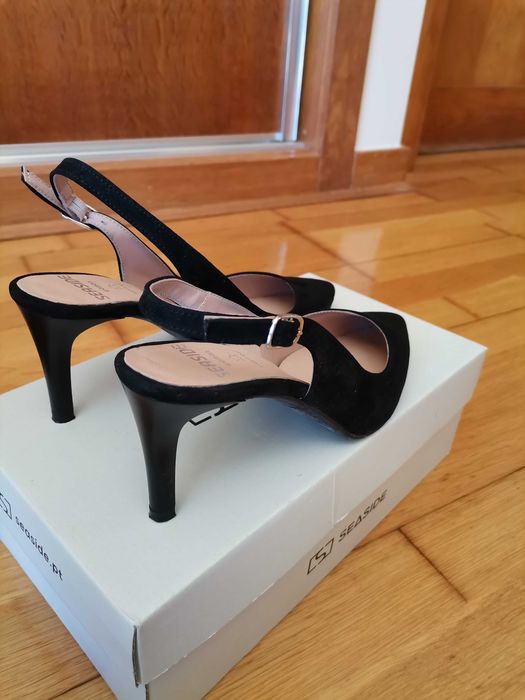 Sapatos pretos de senhora salto alto