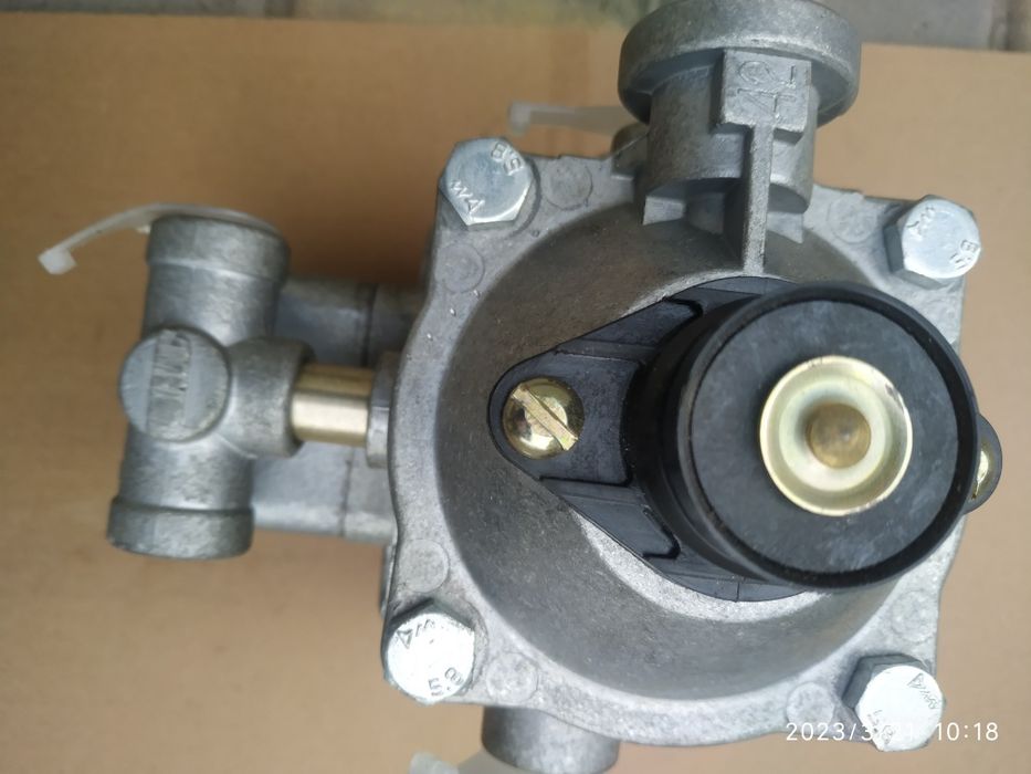 Кран управления тормозами прицепа