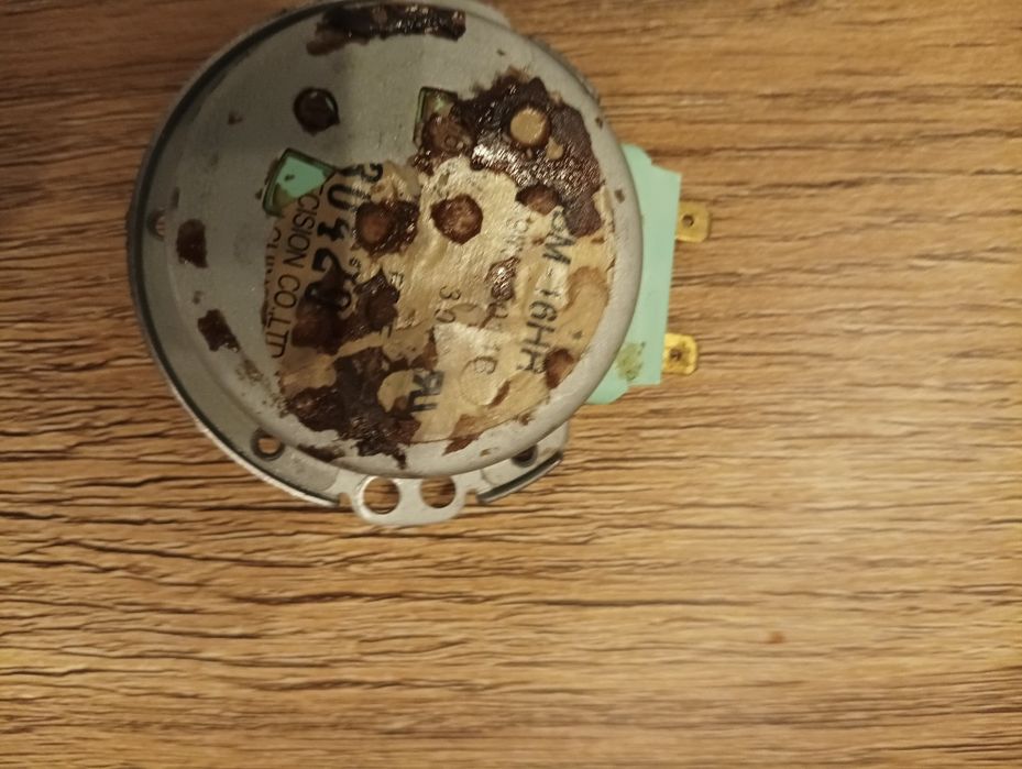 Silnik synchroniczny do talerza mikrofali