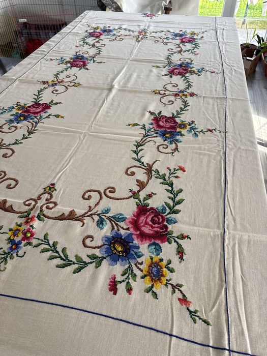Toalha de mesa bordada a ponto cruz manual 247x163