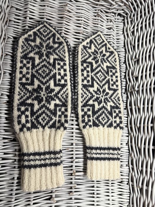 Ręcznie robione wełniane rękawiczki męskie  Selbu Rose