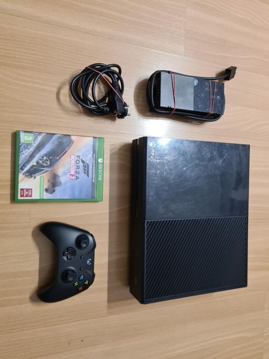 Konsola Xbox one z kinectem padem i akcesoriami