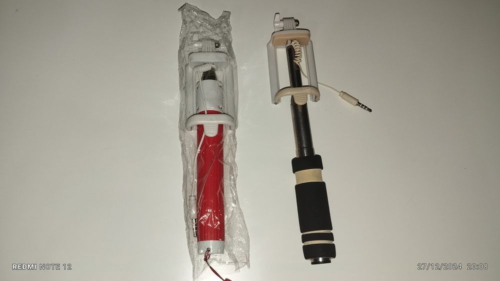 2 selfie sticks. Um como novo