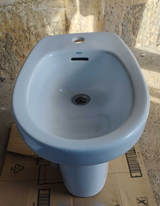 Bidé em cerâmica branca da marca Roca, como novo