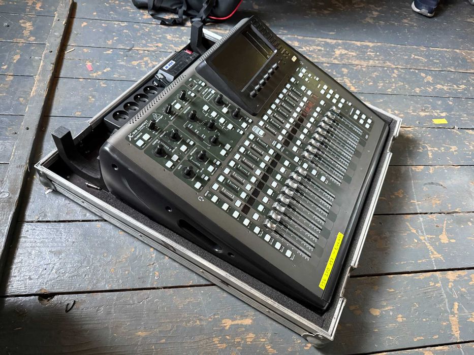 Behringer X32 Compact + Case