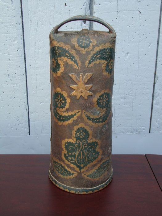 Chocalho antigo pintado à mão