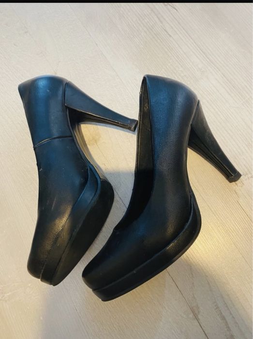 Buty czarne na obcasie